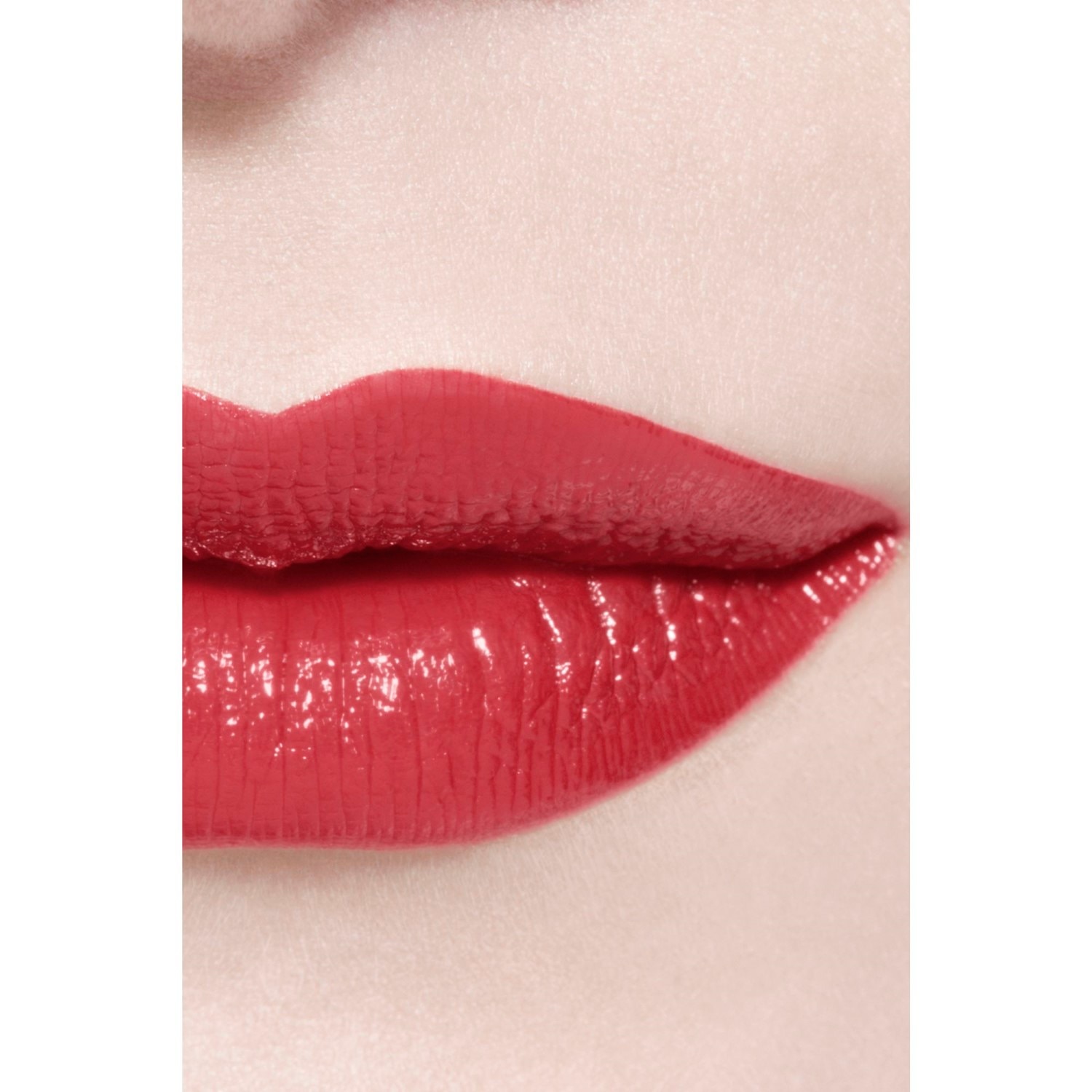 LA BARRA DE LABIOS LÍQUIDA BRILLANTE DE LARGA DURACIÓN